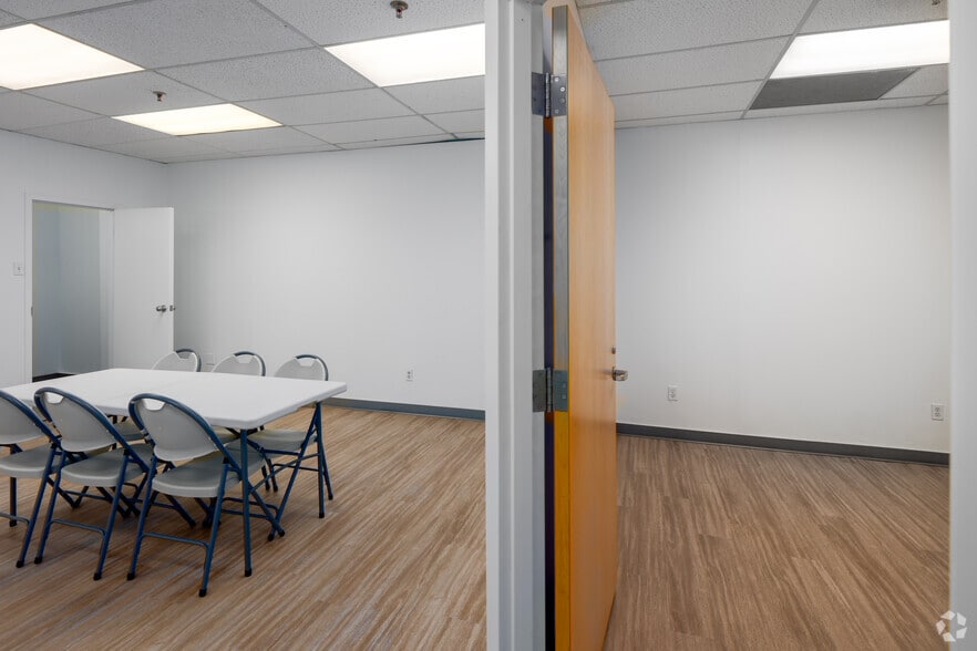 More Photos Of 270 Esna Park Dr, Markham Service For Lease