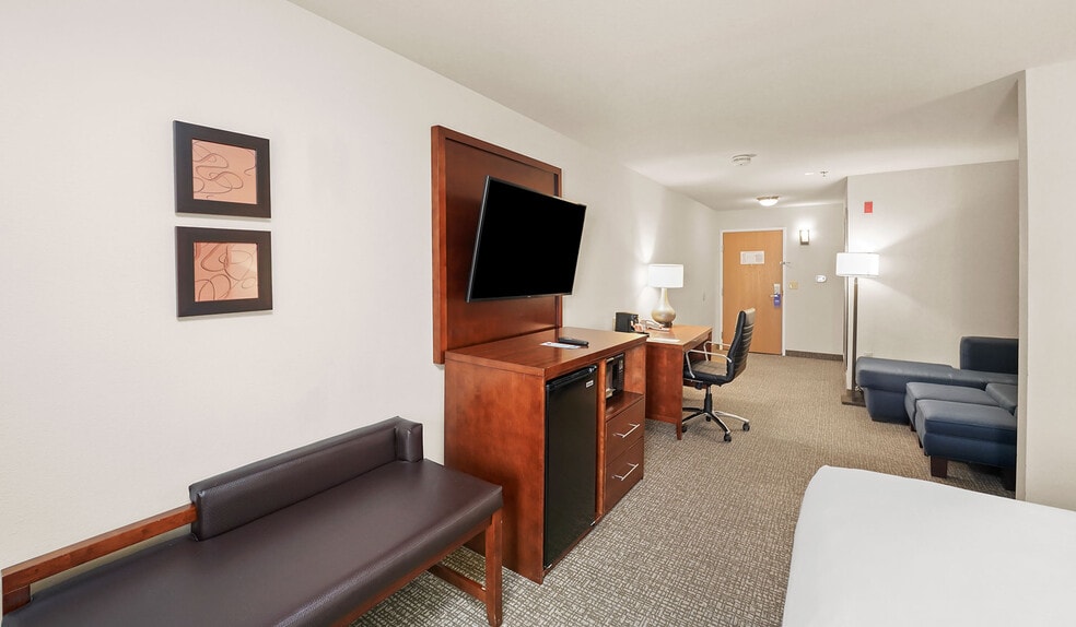 More Photos Of 725 Paradise Ln, Johnson Creek Hotel For Sale