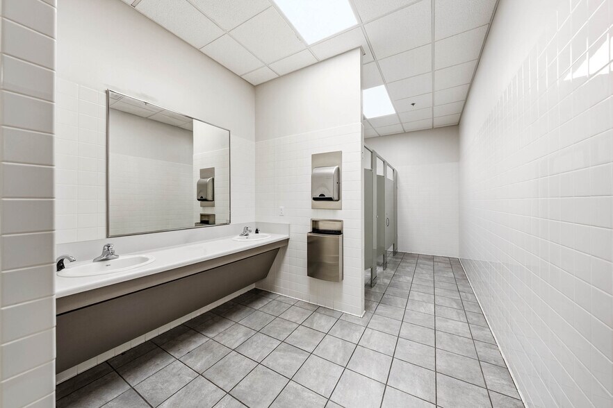 More Photos Of 4689 Industry Dr, Medford Distribution For Lease