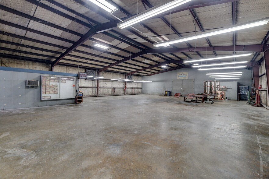 More Photos Of 805 Elm St, Bastrop Distribution For Sale