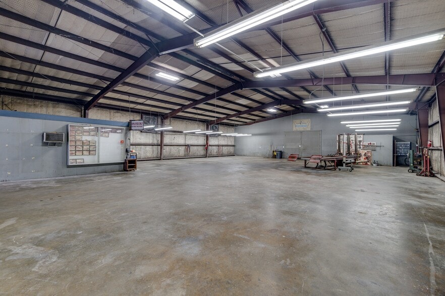 More Photos Of 805 Elm St, Bastrop Distribution For Sale