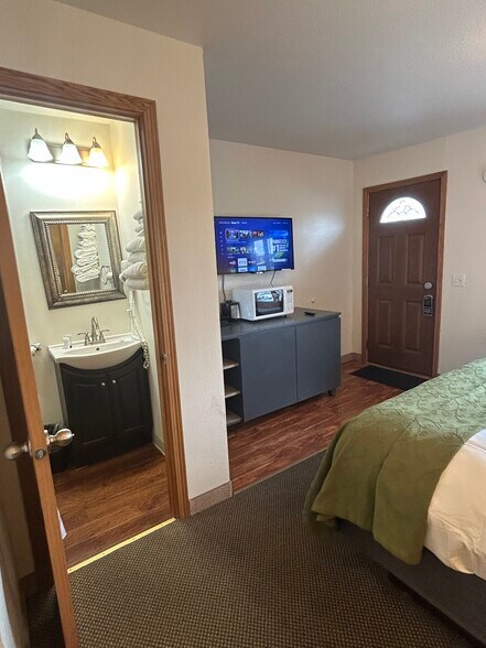 More Photos Of 332 E Onota St, Munising Hotel For Sale