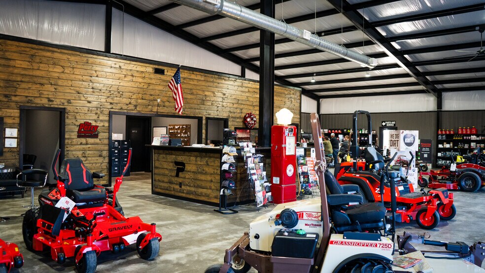 More Photos Of 1885 17th NE st, Paris General Retail For Sale