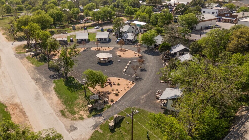 More Photos Of 1103 Maple St, Bandera Hotel For Sale