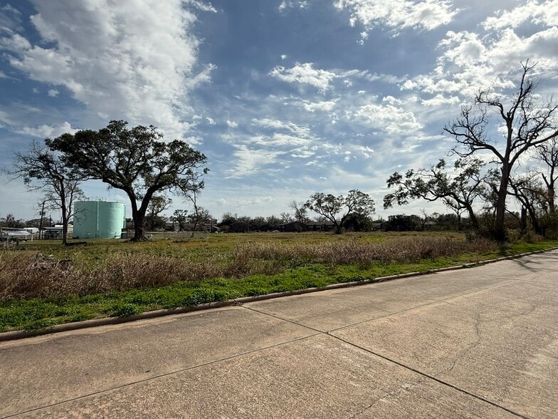 More Photos Of 105 Creekwood Landing Dr, Richwood Self Storage For Sale