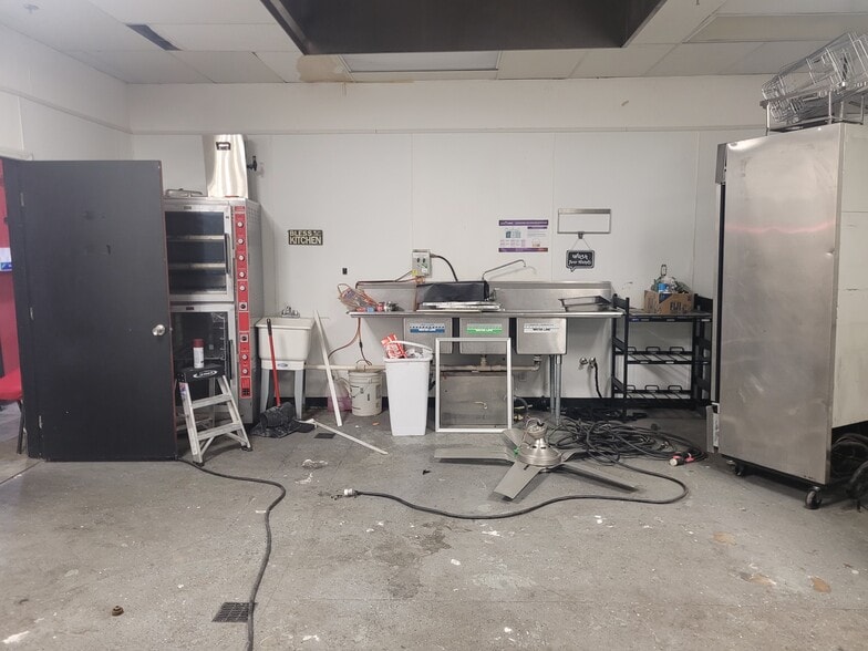 More Photos Of 953 E Sahara Ave, Las Vegas Storefront For Sale