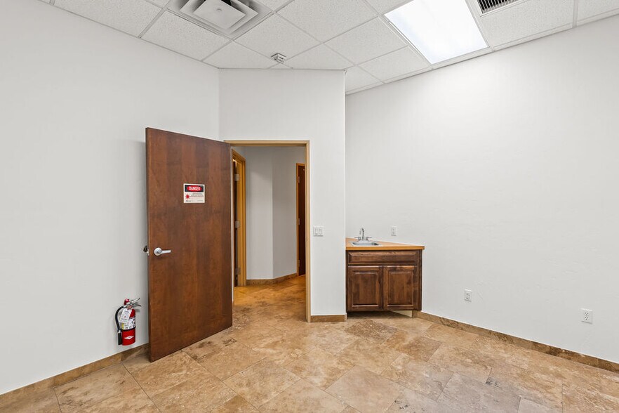 More Photos Of 7336 E Deer Valley Rd, Scottsdale Office For Sale