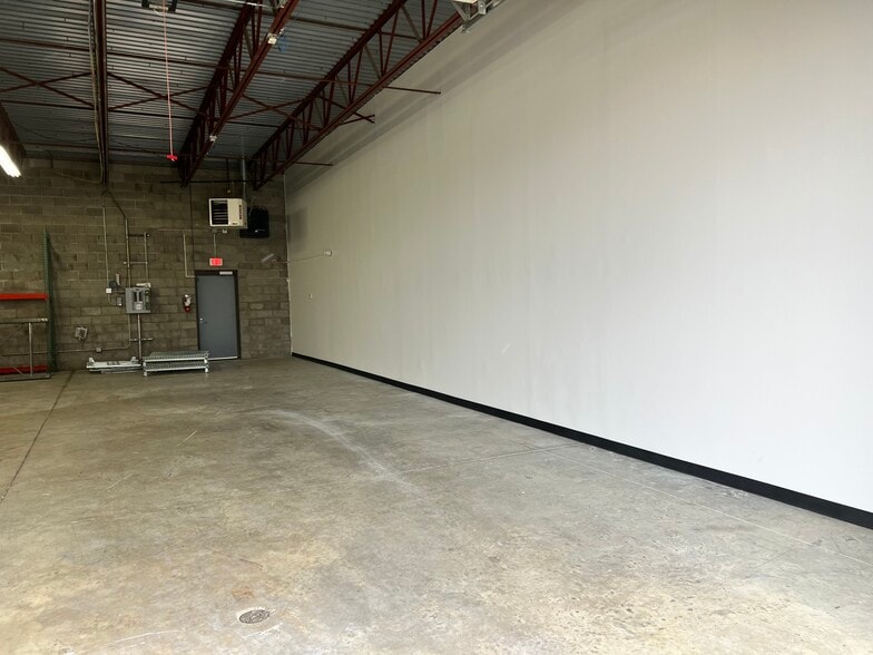 More Photos Of 200-222 Depot St, Berea Warehouse For Lease