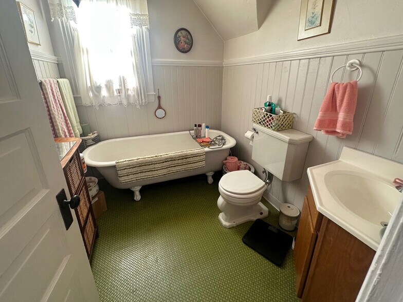 More Photos Of 511 Henderson St, Eureka Storefront Retail Residential For Sale