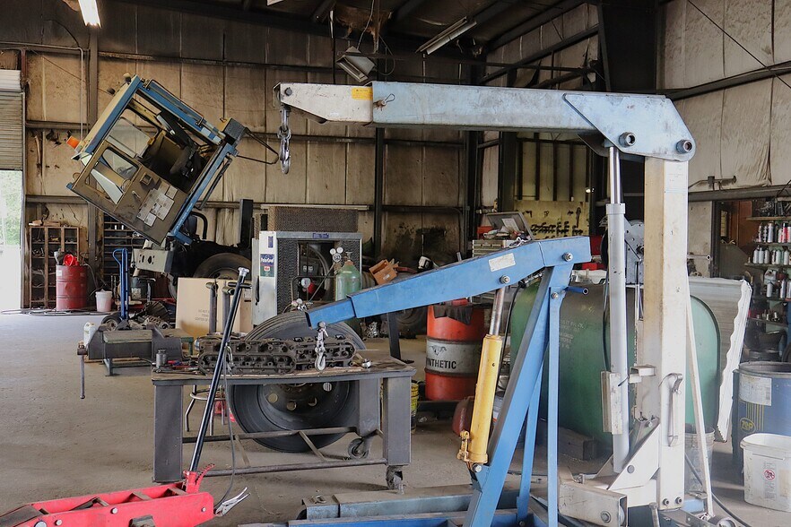 More Photos Of 1530 Parker Ln, Enterprise Warehouse For Lease