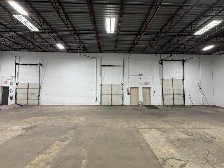 More Photos Of 7071-7093 Shady Oak Rd, Eden Prairie Showroom For Lease