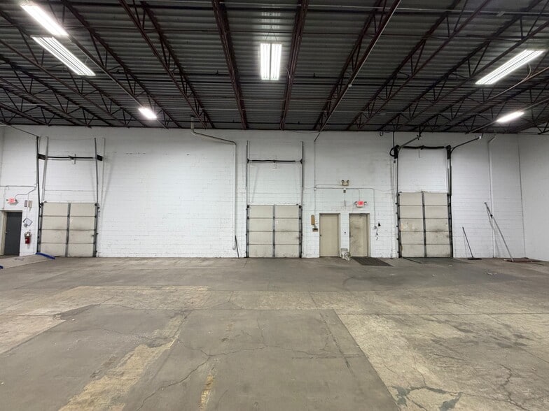 More Photos Of 7071-7093 Shady Oak Rd, Eden Prairie Showroom For Lease