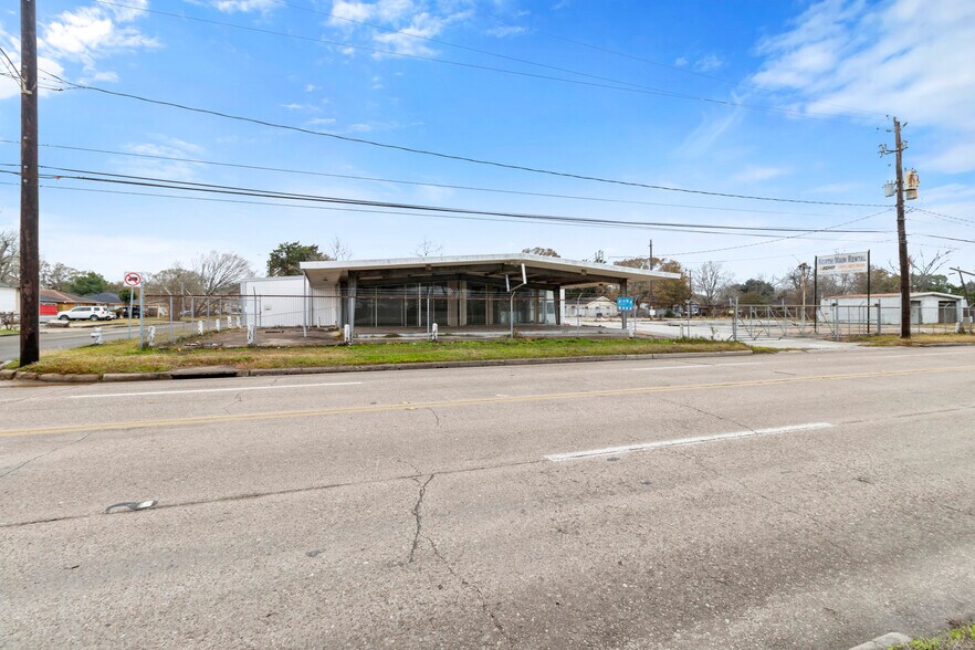 More Photos Of 1801 N Main St, Baytown Flex For Sale