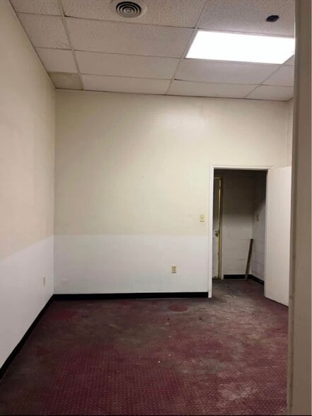 More Photos Of 204 Thompson Ave, Fredericksburg Warehouse For Lease