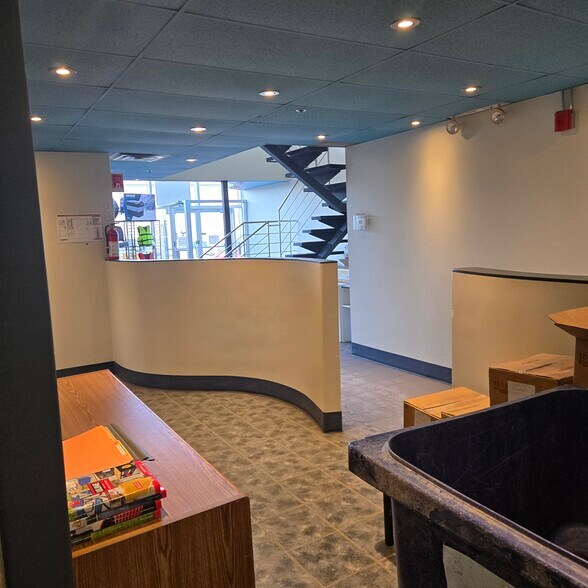 More Photos Of 440 Boul Industriel, St-Eustache Warehouse For Sale