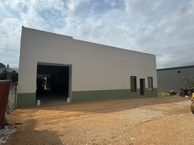 More Photos Of 5625 Babcock Rd, San Antonio Light Distribution For Lease