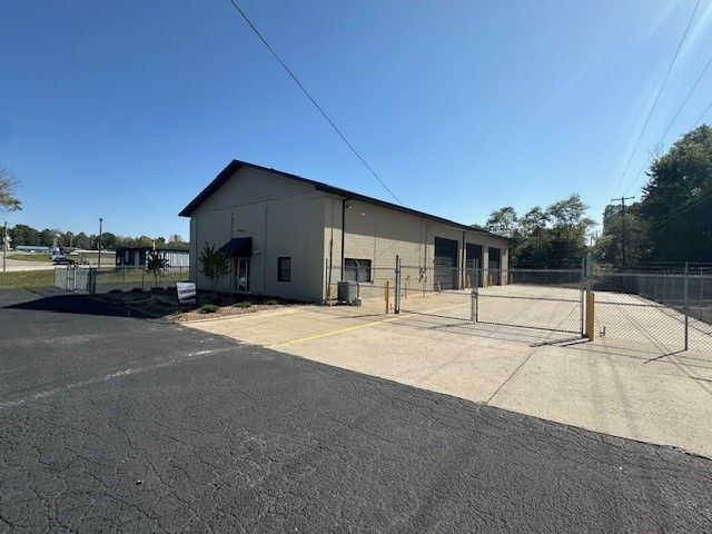 More Photos Of 238 Globe St, Radcliff Distribution For Lease