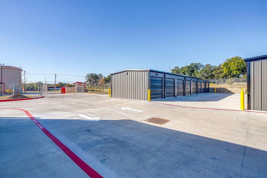 More Photos Of 1321 Kerry ln, Azle Industrial For Sale