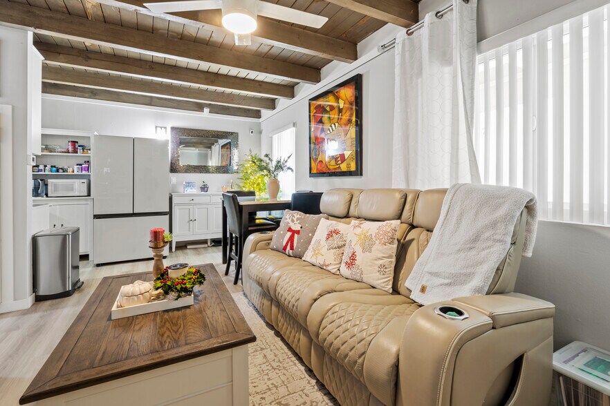 More Photos Of 15043 Victory Blvd, Van Nuys Apartments For Sale