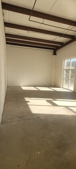 More Photos Of 3342 W Hospital Ave, Atlanta Light Manufacturing For Sale