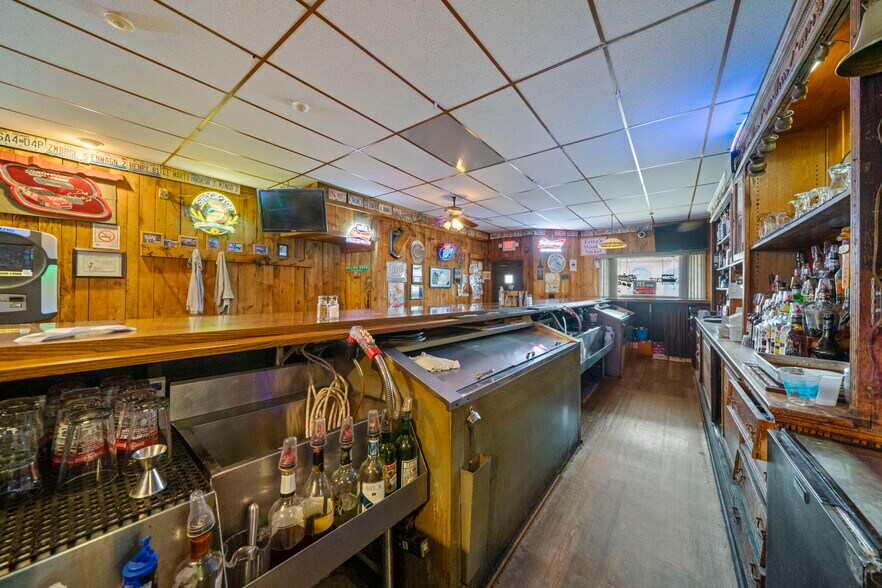 More Photos Of 208 N Walnut St, Stillman Valley General Retail For Sale