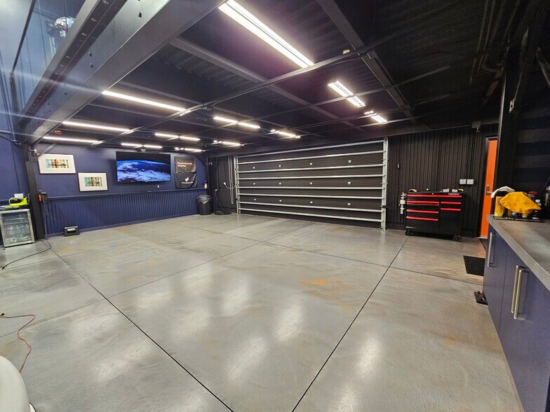 More Photos Of 104 E Speed Way, Pontiac Parking Garage For Sale