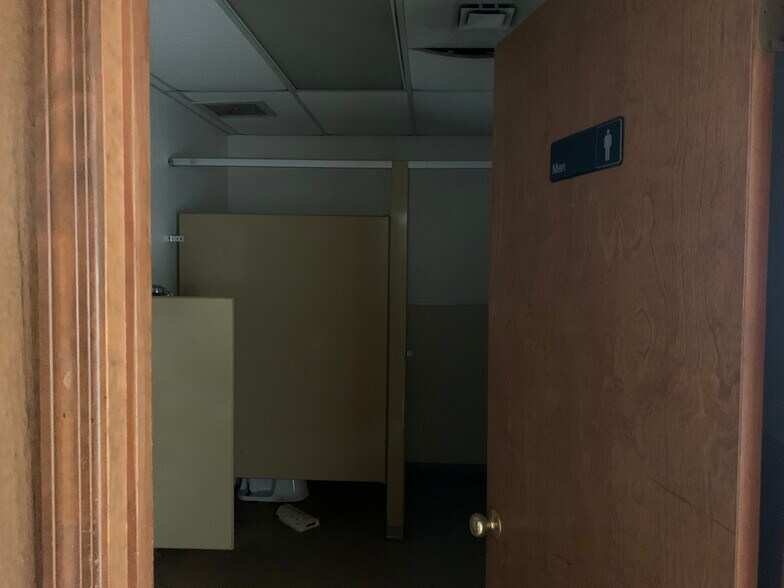 More Photos Of 1321 US Hwy 41 N, Calhoun Office For Lease