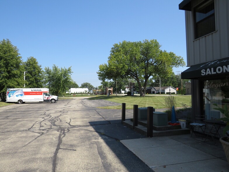 More Photos Of 113-137 W Wapella St, Minooka General Retail For Lease
