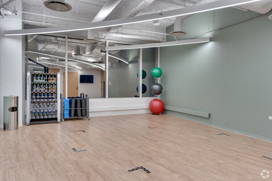 More Photos Of 10 S LaSalle St, Chicago Office For Lease