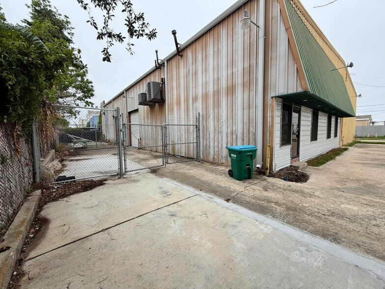 More Photos Of 1212 27th St, Kenner Service For Lease