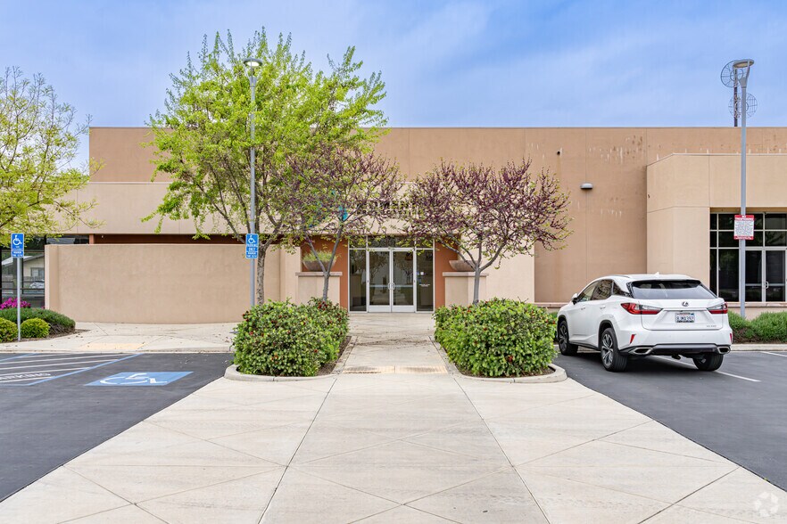 More Photos Of 700 E Mineral King Ave, Visalia Freestanding For Lease