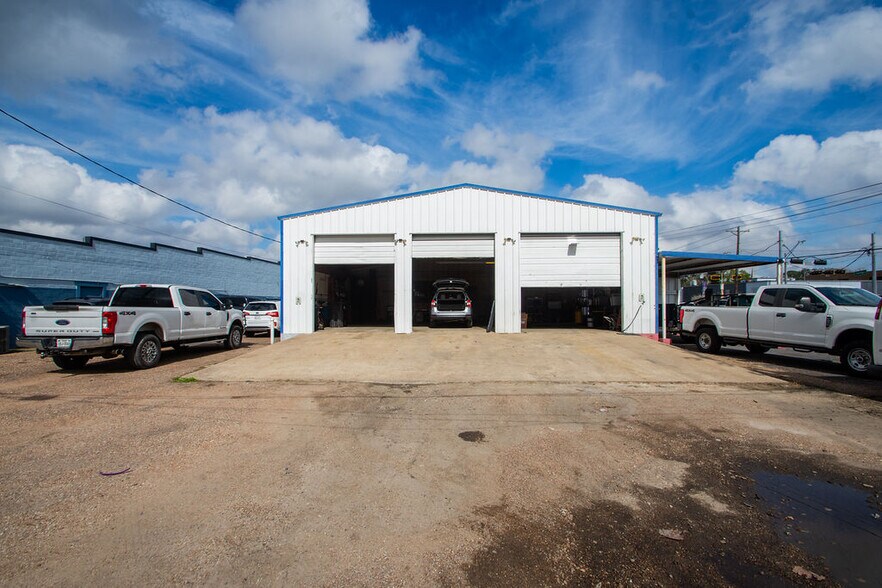More Photos Of 120 E Mulberry St, Angleton Auto Dealership For Sale