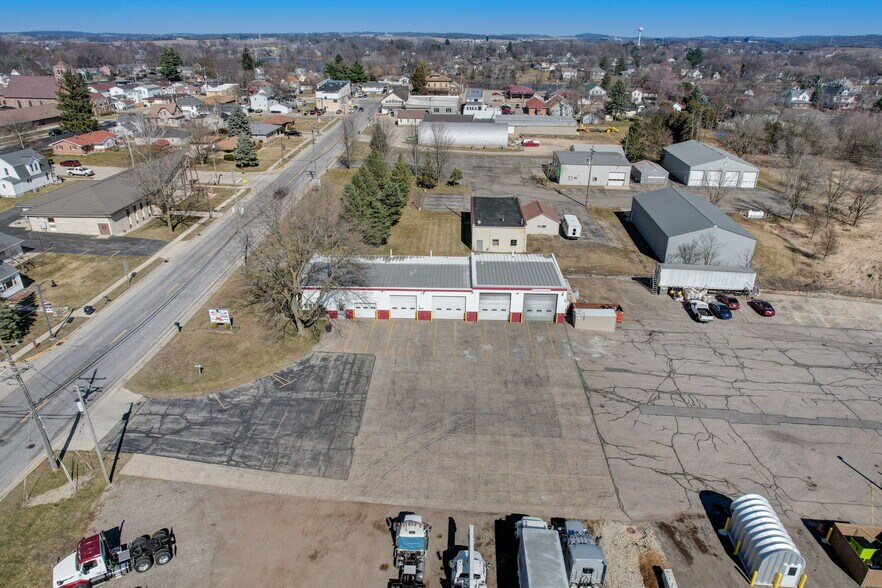 More Photos Of 215 Deerfield Rd, Marshall Service For Lease