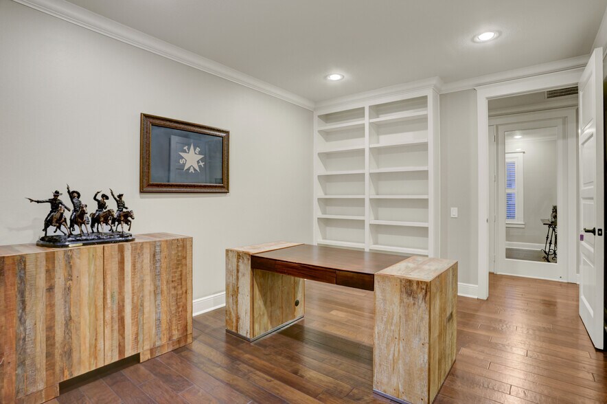 More Photos Of 206 Brooks St, Sugar Land Office Residential For Sale