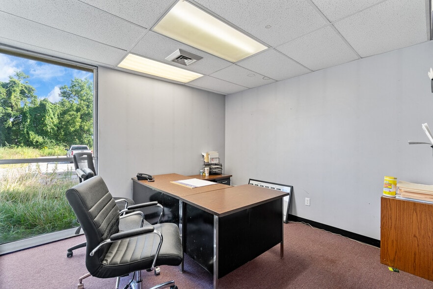 More Photos Of 60 Williams St, Grand River Warehouse For Sale
