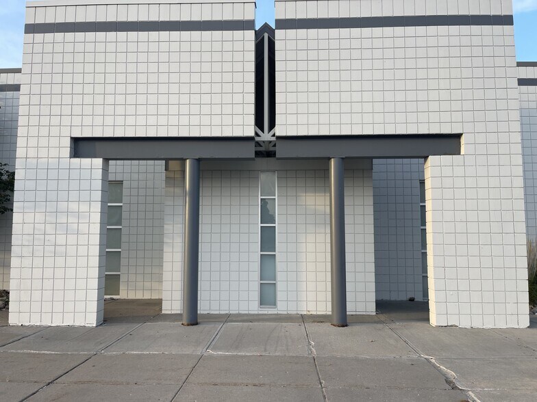 More Photos Of 6240 Abbott Dr, Omaha Distribution For Lease