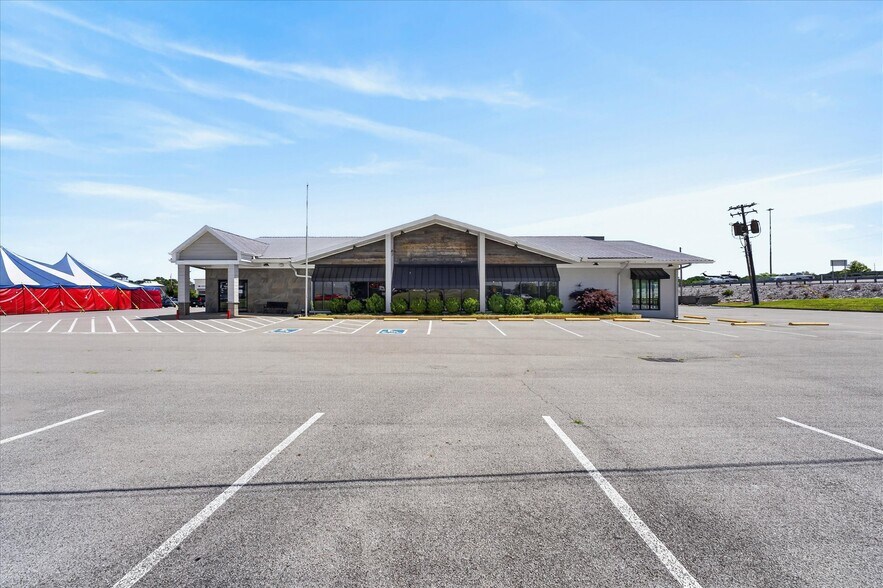 Primary Photo Of 4000 Fort Campbell Blvd, Hopkinsville Restaurant For Sale