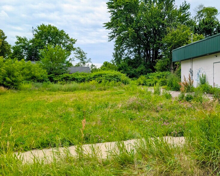 More Photos Of 2610 Davison Rd, Flint Freestanding For Sale