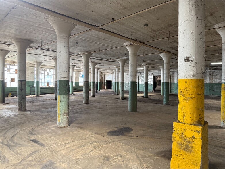 More Photos Of 301 W 3rd St, Sterling Manufacturing For Lease