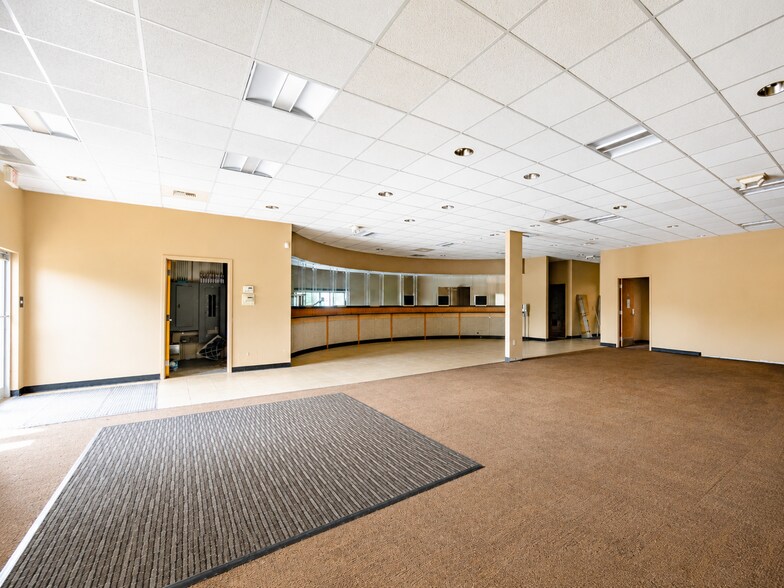 More Photos Of 9505 E Colonial Dr, Orlando Bank For Lease
