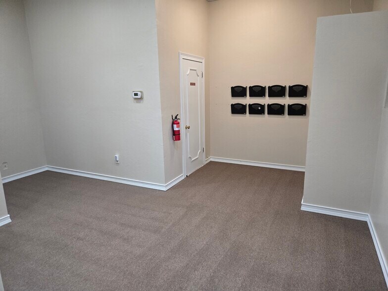 More Photos Of 1813 N Harrison St, Shawnee Flex For Lease