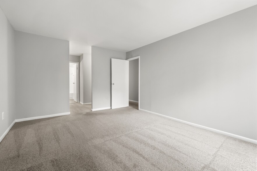 More Photos Of 8150 Lakecrest Dr, Greenbelt Apartments For Sale