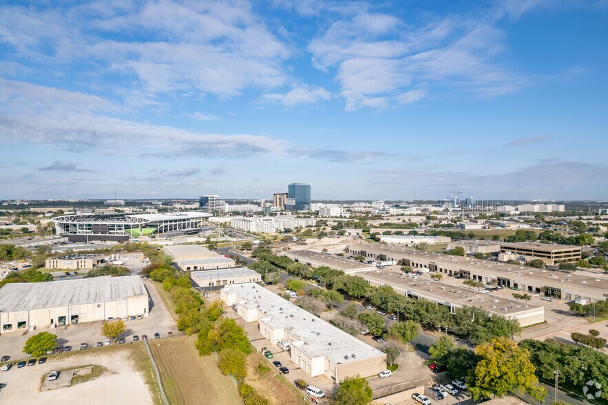 More Photos Of 2201 Denton Dr, Austin Warehouse For Lease