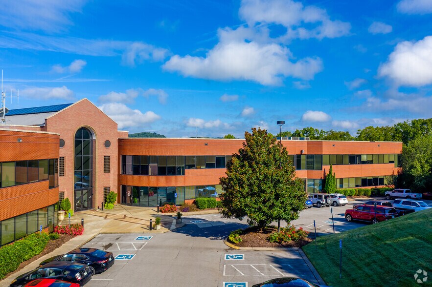 More Photos Of 214 Overlook Cir, Brentwood Office For Sale