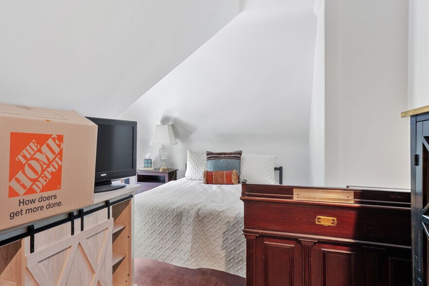 More Photos Of 409 N Jefferson St, New Castle Office Residential For Sale