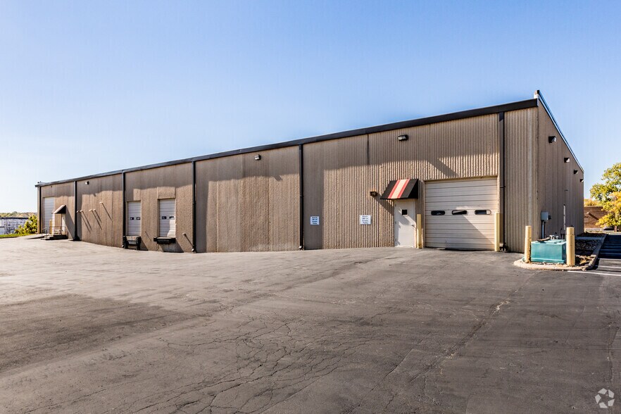 More Photos Of 1211 W Cambridge Circle Dr, Kansas City Warehouse For Lease