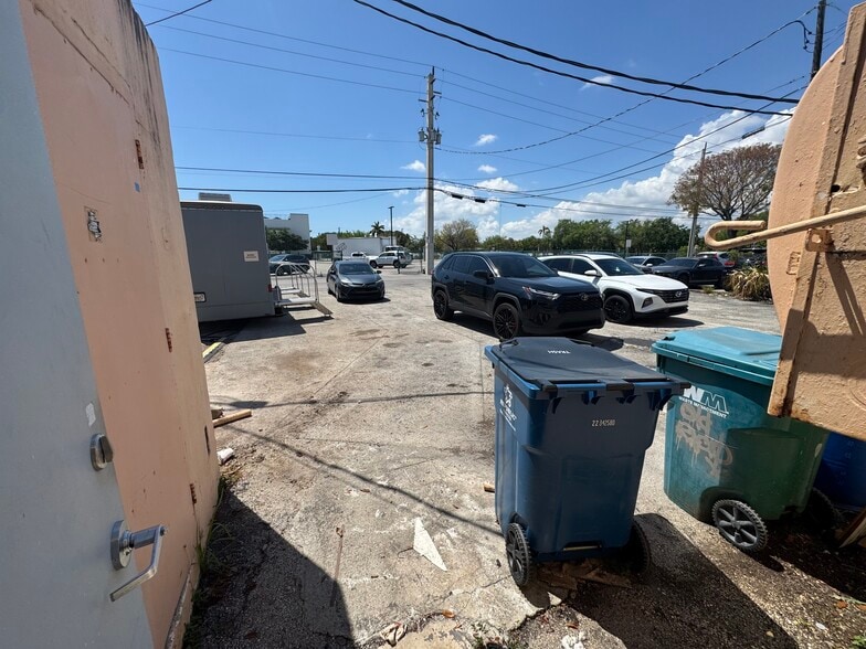 More Photos Of 2652-2660 Hollywood Blvd, Hollywood Freestanding For Lease