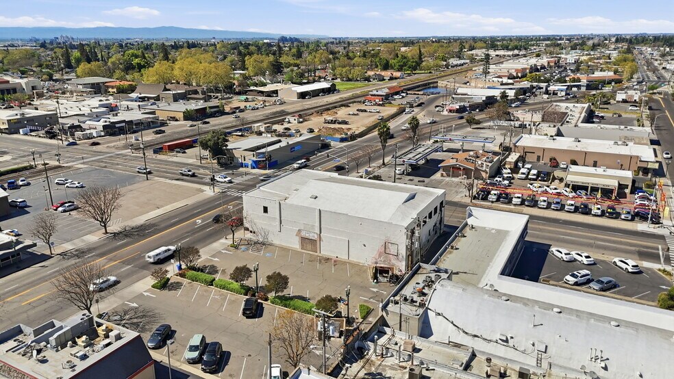 More Photos Of 208 E Olive Ave, Turlock Storefront Retail Office For Sale
