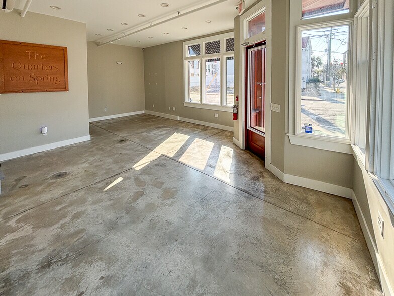 More Photos Of 171 Spring St, Charleston Storefront Retail Residential For Lease