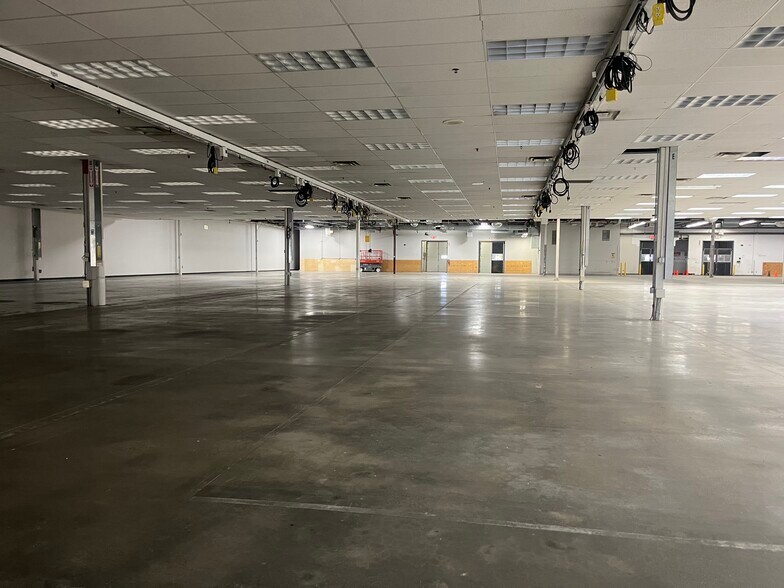 More Photos Of 2401 N State St, Waseca Manufacturing For Lease